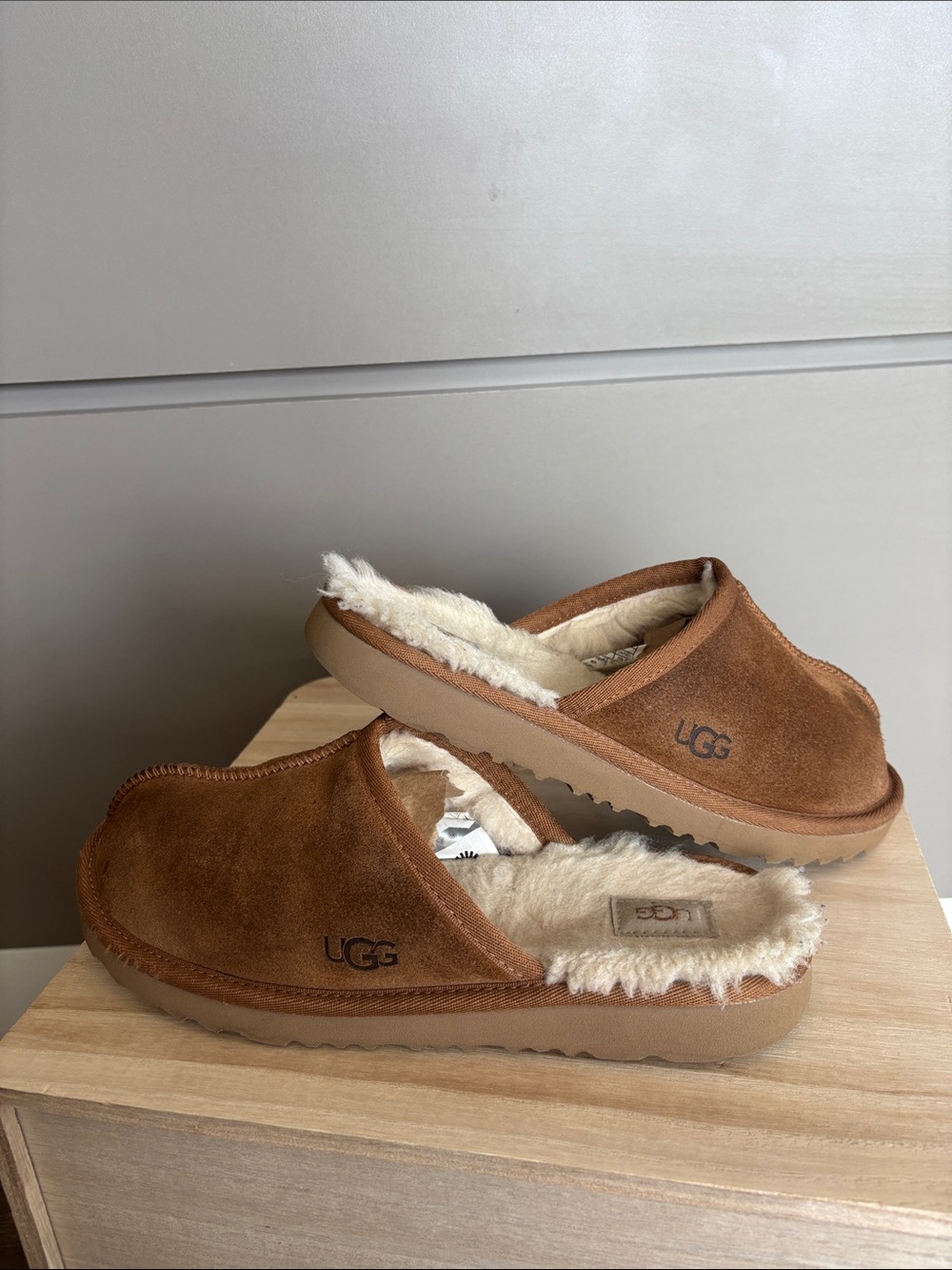 UGG Big Kid unisex slippers chestnut brown size 5 - fits women’s size 7